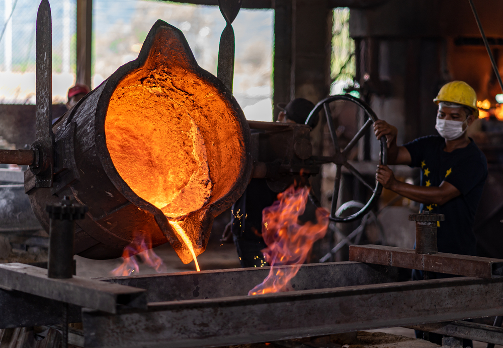 Molten,metal,poured,into,the,sand,molding,and,aluminum,alloy